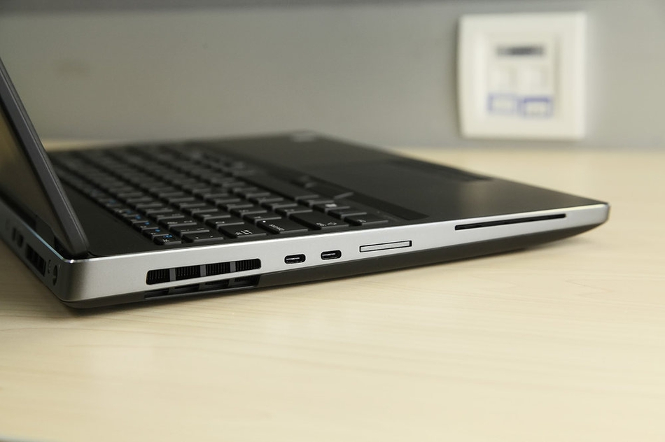 Dell Precision 7530 Core i7-8750H | RAM 16GB | 512 SSD PCle | NVIDIA Quadro P1000 | 15.6 inch FHD